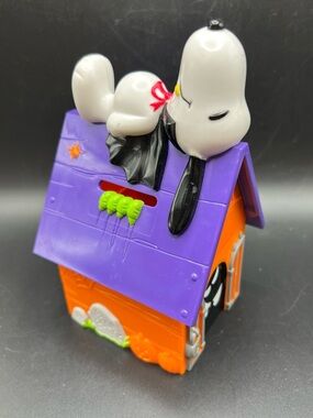 Vintage Snoooy Peanuts Halloween Doghouse Vampire Candy Bank WHITMAN'S